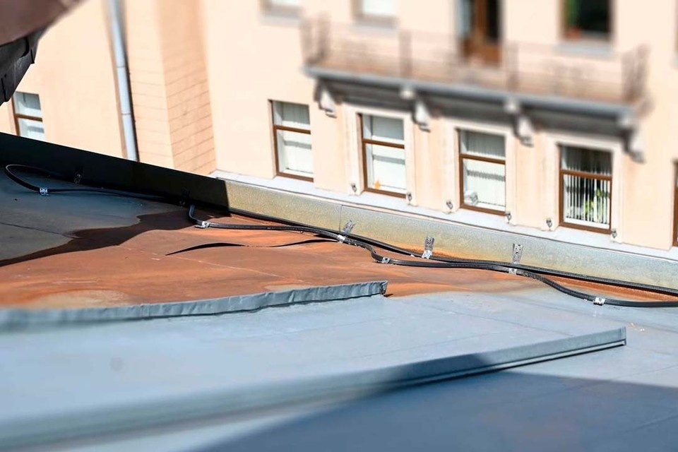    Кровли жилых зданий утеплили по современной технологии. Фото: Жилищный комитет