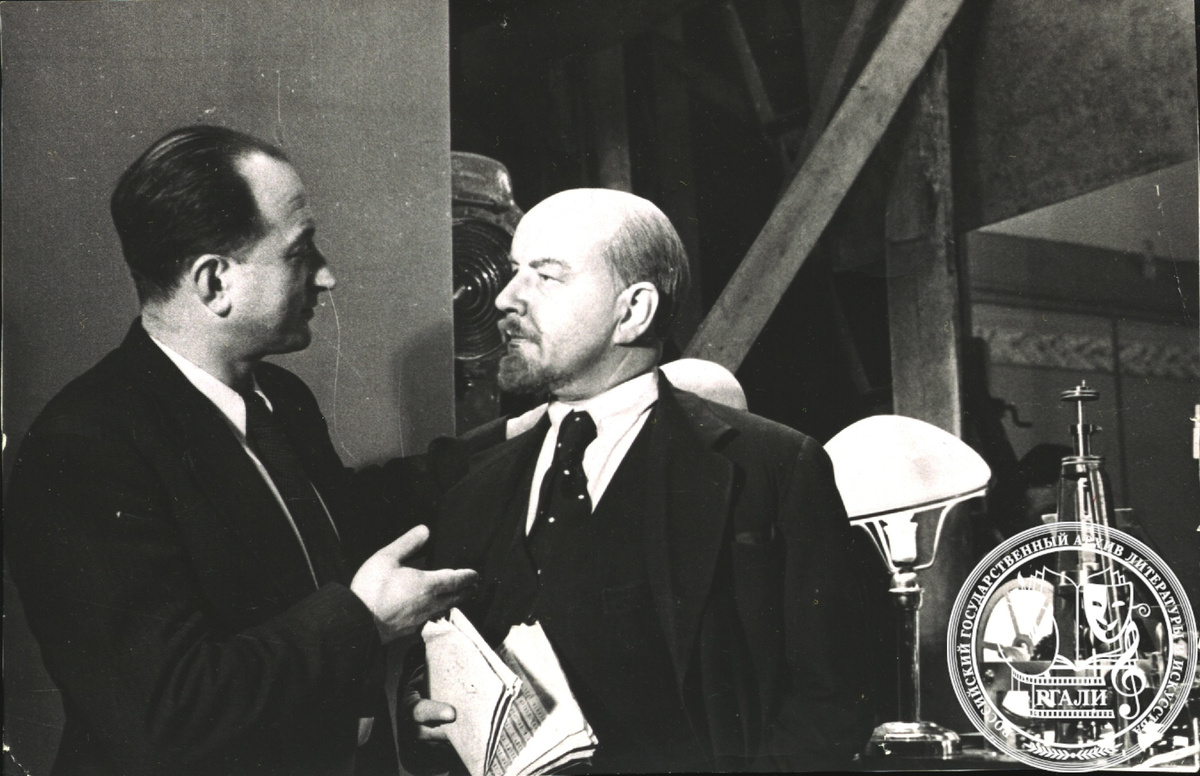 Фотография М.И. Ромма и Б.В. Щукина на съемочной площадке фильма «Ленин в 1918 году». [1938 г.] РГАЛИ. Ф. 844. Оп. 2.  Ед. хр. 3. Л. 1.