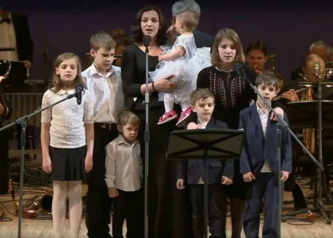 Ирина Леонова осталась одна с 7-ю детьми.