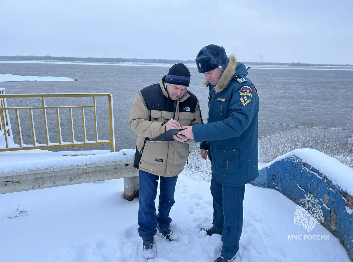 Районные инспекторы ГИМС провели пеший патруль вдоль береговой линии р. Волга. С жителями близлежащих населенных пунктов были проведены профилактические беседы на тему безопасности на воде в зимний период.

Традиционно особое внимание было уделено любителям рыбной ловли, ведь именно с ними чаще всего случаются происшествия на воде.

«Сейчас наша основная задача – напомнить любителям зимней рыбалки правила безопасности, чтобы рыбаки не стали жертвами своего хобби. Ни в коем случае нельзя выходить на лед в темное время суток и при плохой видимости. На замерзший водоем необходимо брать с собой веревку длиной 20 – 25 метров с грузом и петлей на конце. Груз поможет забросить шнур к провалившемуся в воду человеку, а петля нужна для того, чтобы пострадавший мог надежнее держаться» - пояснили инспекторы.
Помимо рыбаков несчастные случаи на воде происходят и с детьми, с ними инспекторы также провели профилактические беседы и объяснили, что находиться на водоеме без сопровождения взрослых запрещено, как и выходить на тонкий лед.

В завершении мероприятия был произведен замер толщины льда и всем слушателям розданы памятки с правилами.