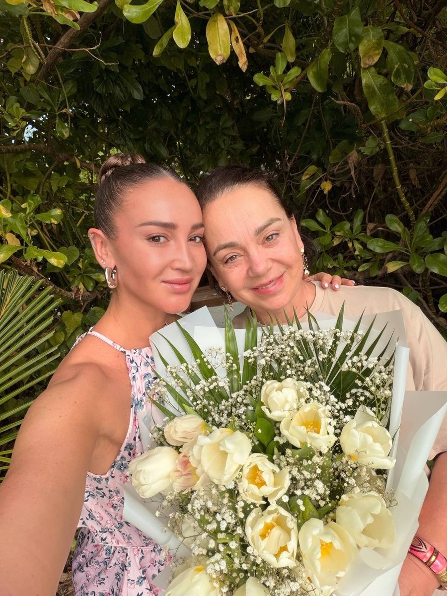    Бузова отдыхает на Мальдивах со своей мамой. Фото: t.me/byzovahouse