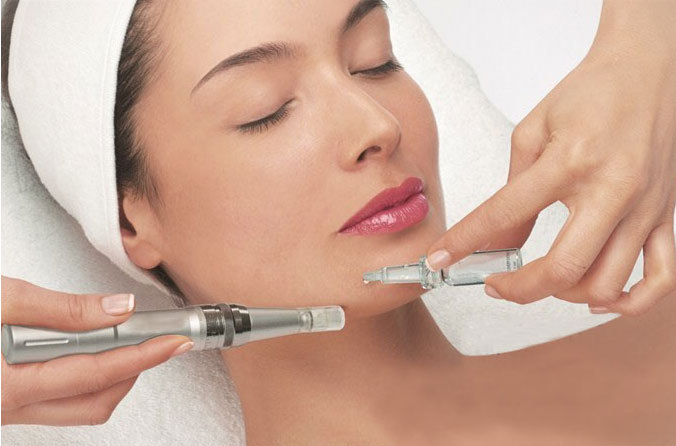 После дермапена покраснение, стянутость и лёгкое шелушение — нормальная реакция, а результат во многом зависит от бережного ухода и отказа от спорта, тепла, кислот и солнца в первые дни.