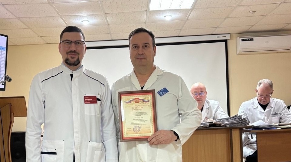    Коллеги и руководство центра Чучкалова поздравили врача с круглой датой. ФОТО: Ксения Ракитанская