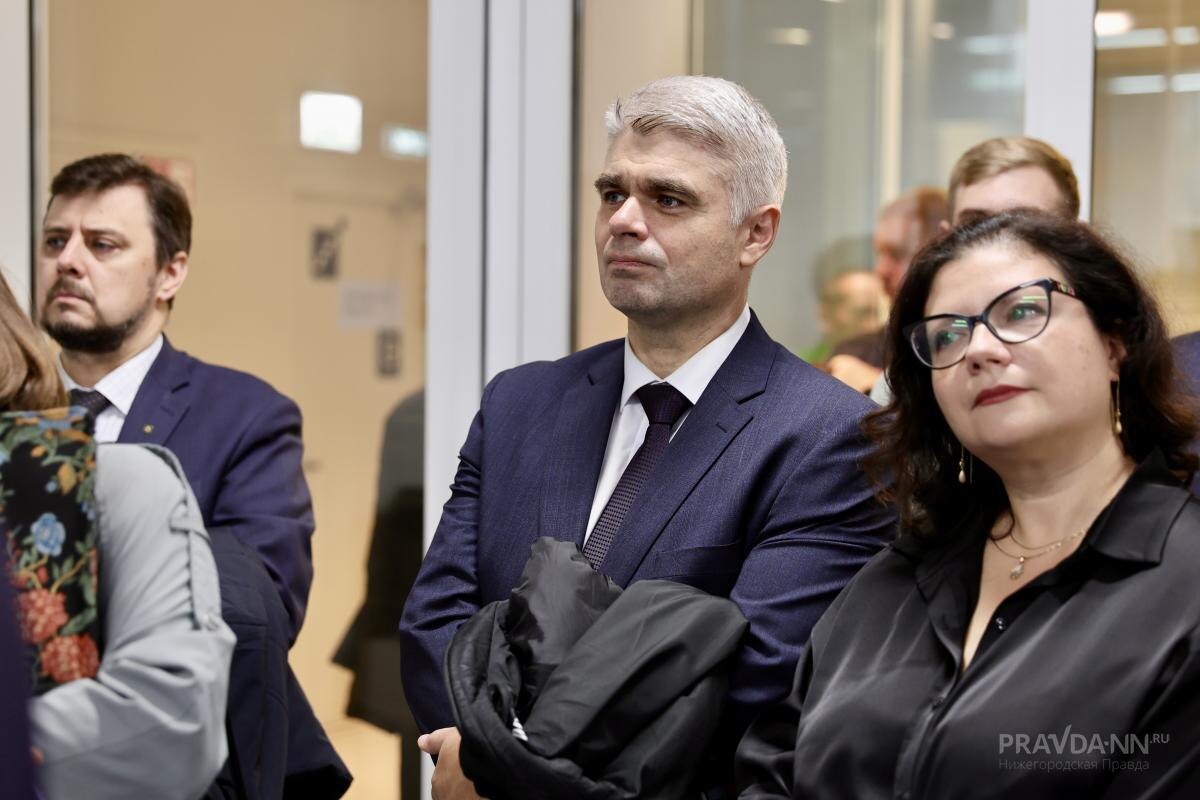    Трофимов отметил, что в политическом поле он все равно \