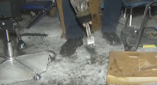     Больше десятка гаражей в красноярской Зеленой Роще вмёрзли в лёд