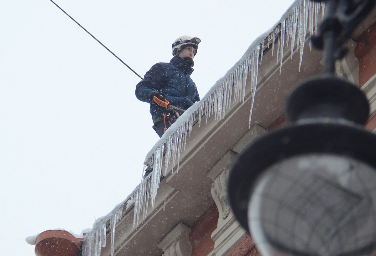 Управляющая компания должна следить за крышами и вовремя убирать снежные накопления.  Фото: ФедералПресс / Татьяна Буторина