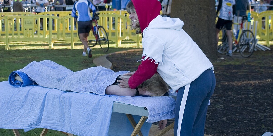 Расслоение общества: на тех, кто может себе позволить массажиста за 10 000 в час, и тех, кто не может понять, за что платить такие деньги.
