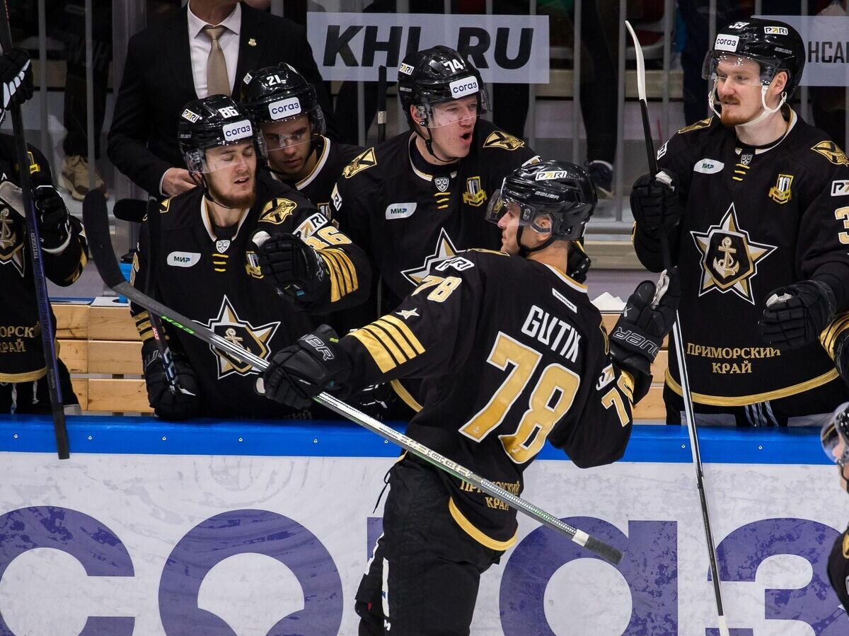    Хоккеисты клуба "Адмирал" (на переднем плане Даниил Гутик) | © Фото : Пресс-служба ХК "Адмирал"