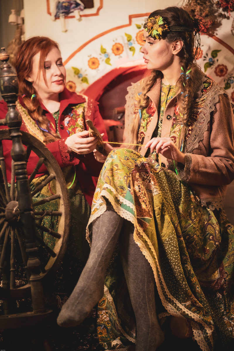 На моделях: жакет "Зара" из шерсти с декором, платье "Тааруга"