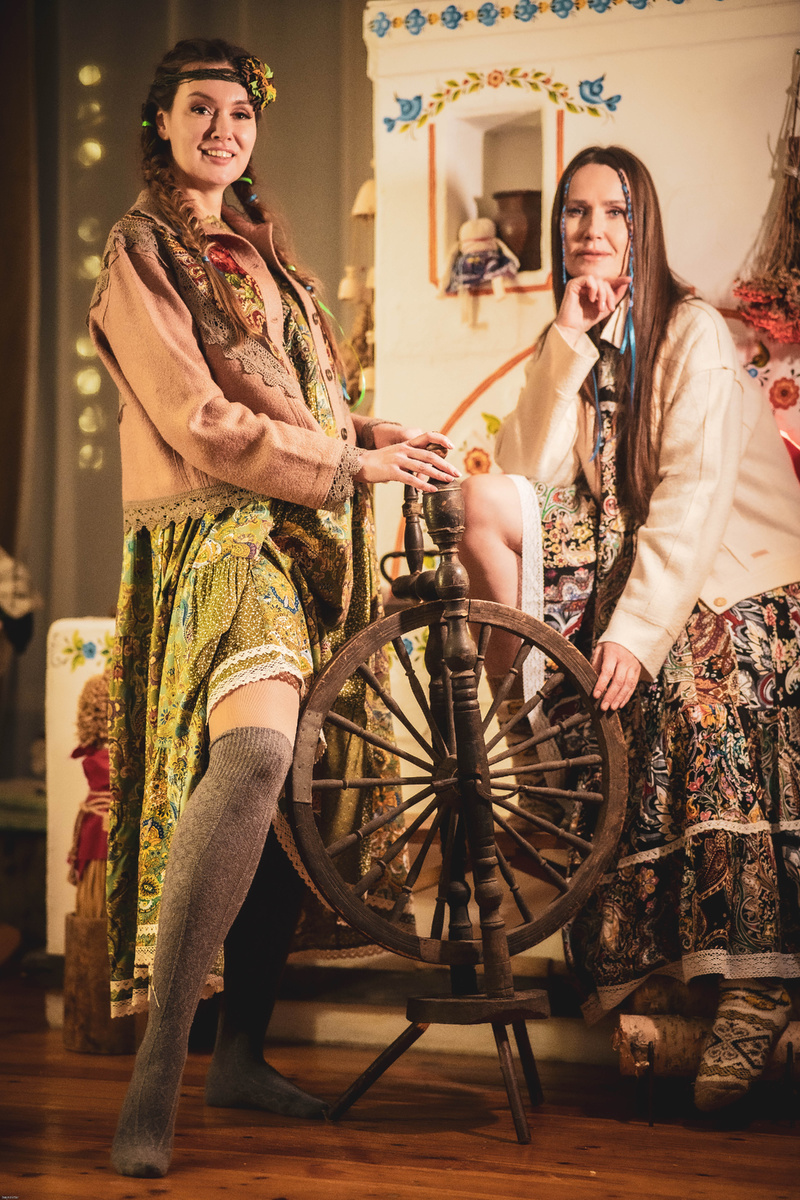 На моделях: жакет "Зара" и "Палермо" из шерсти, платье "Лоскутное"