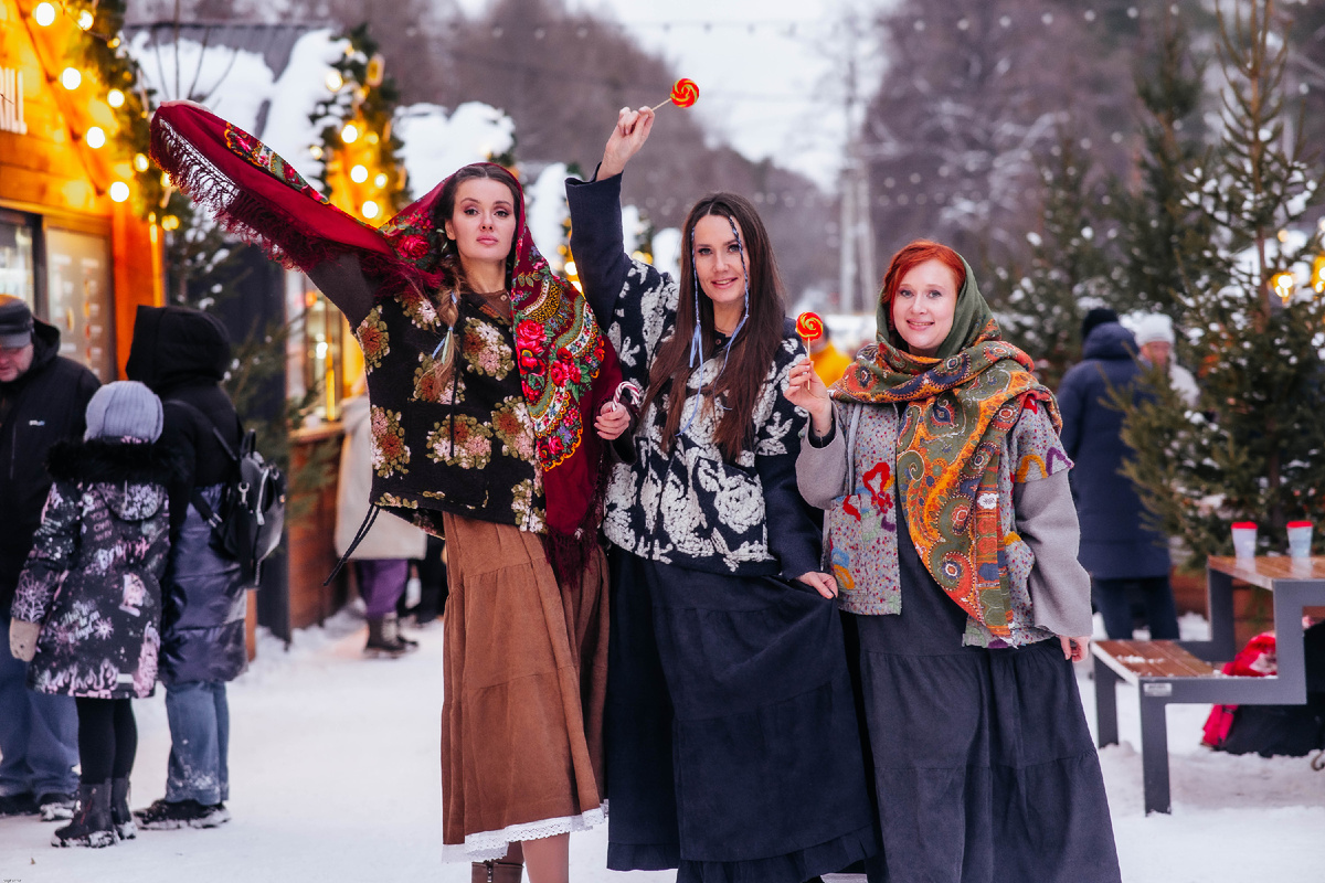 На моделях: жакет "Мона" из трехмерной шерсти и платье 4-х ярусное из вельвета с декором