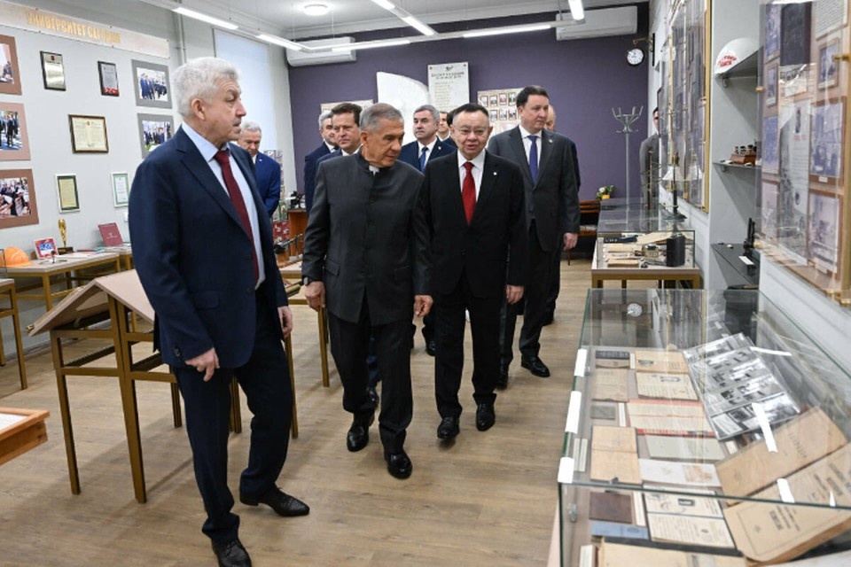    Гости осмотрели выставку «Мы - на защите Родины!». Фото: пресс-служба раиса Татарстана