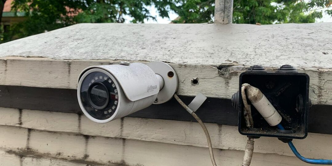 Скрытая ловушка на вашем заборе: как камера на участке может стать причиной иска
