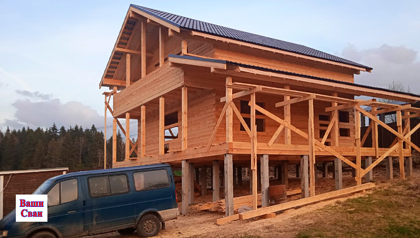 Дом из бруса на ЖБ сваях
