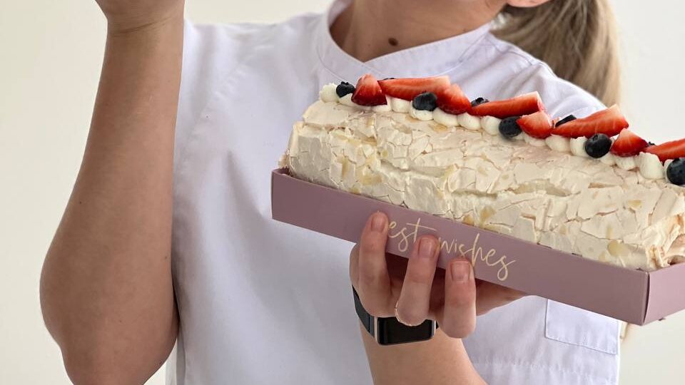 Почему меренговые бисквитные рулеты — ваш секрет успеха на февральские праздники ⠀