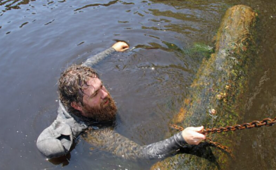 Сибиряки даже порой устраивают ныряния за таким ценным ресурсом. Здесь человек в акваланге спускается на дно Енисея, там цепью фиксирует найденный ствол и после этого дерево поднимают
