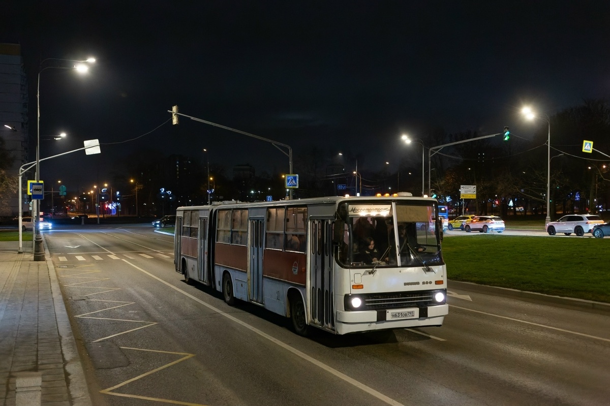 Икарус-280.33 Мосретротранса на Пролетарском проспекте в Москве. 02.12.2025.