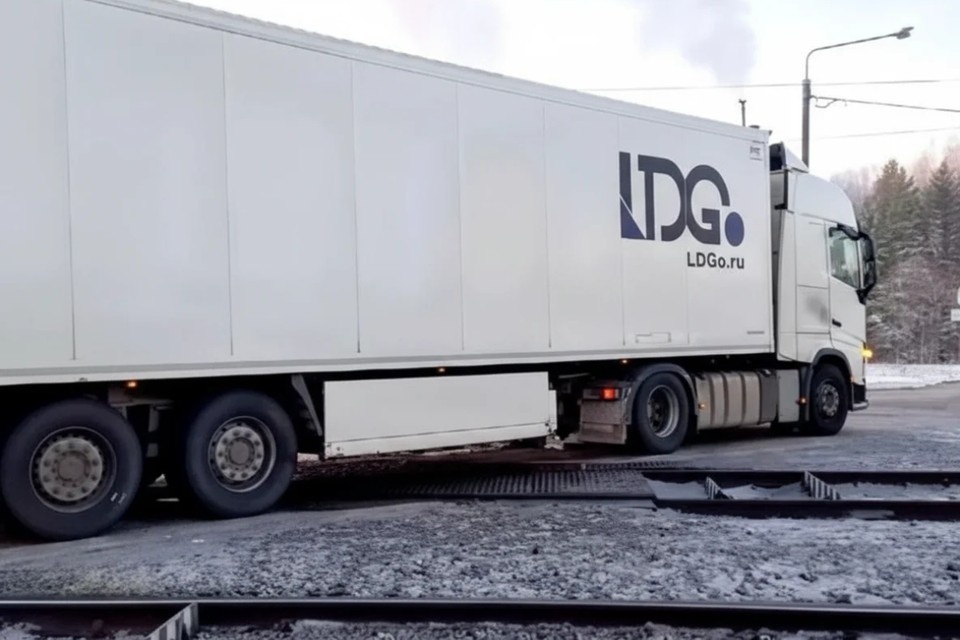    Из-за сильных морозов фура заглохла прямо на путях. Фото: КрасЖД.