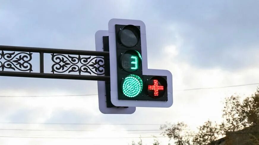 источник: https://m.kolesa.kz/content/articles/chto-oznachaet-svetofor-s-krasnym-plyusom/