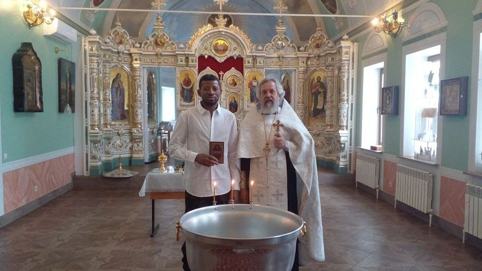 В Воронеже лидер африканской общины принял православие