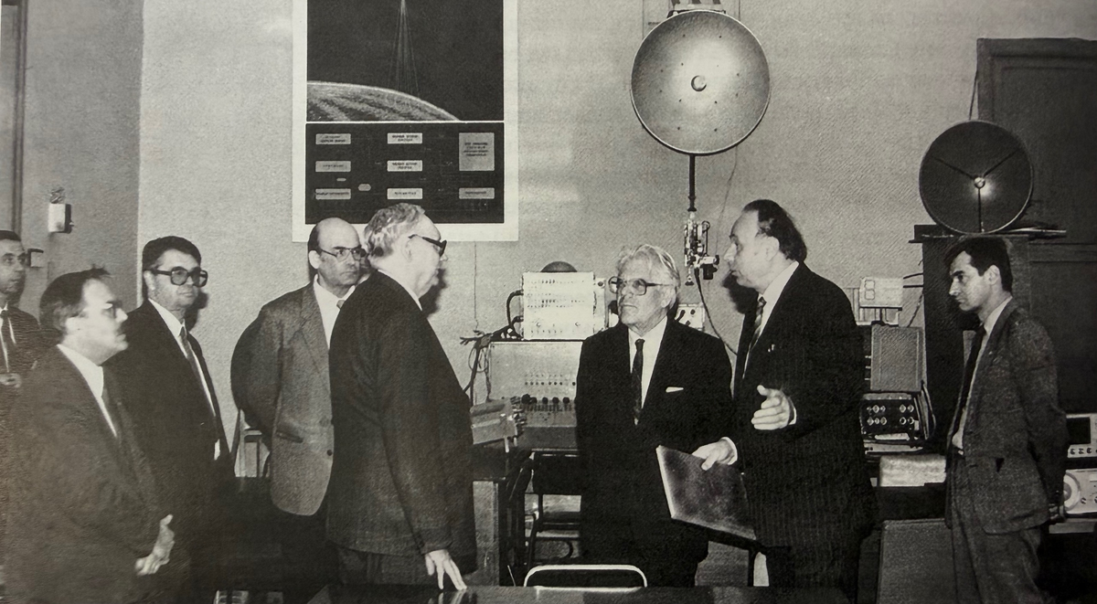 Министр образования СССР Г.А. Ягодин знакомится с достижениями коллектива института (1991 г.)