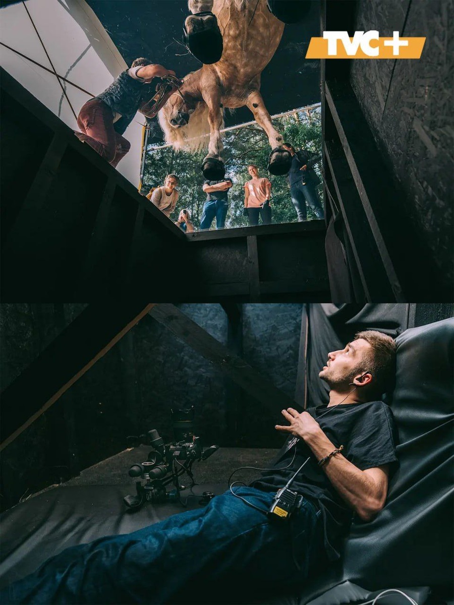 Андриус Бурба в процессе съемок лошадей.