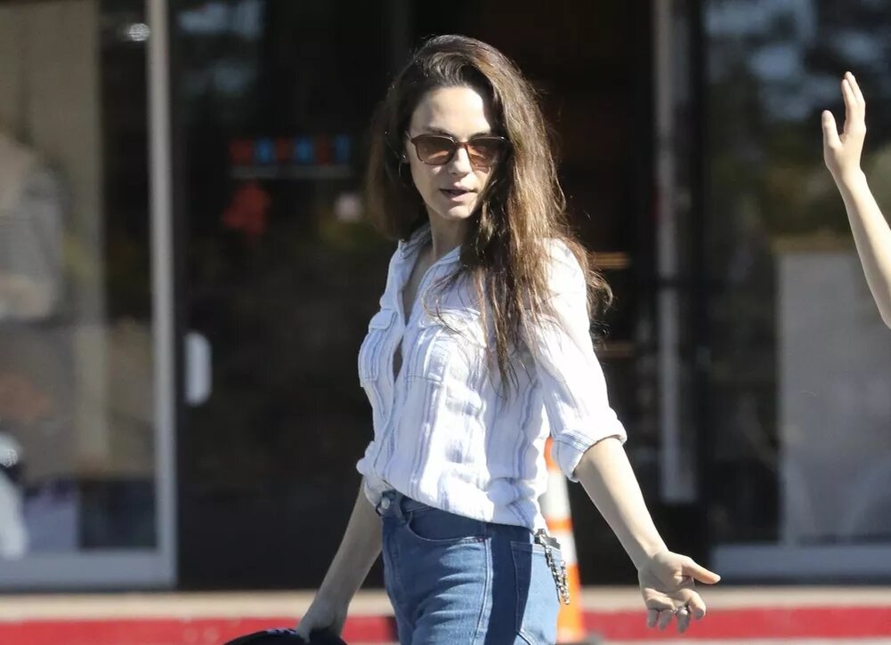    Мила Кунис гуляет с сыном Димитрием на фоне слухов о разладе с Эштоном Кутчером