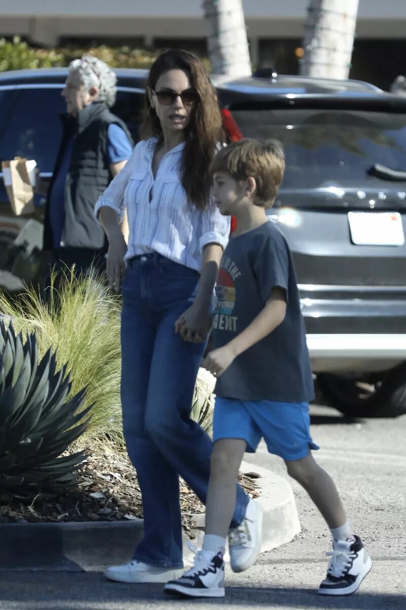 Мила Кунис с сыном📷
