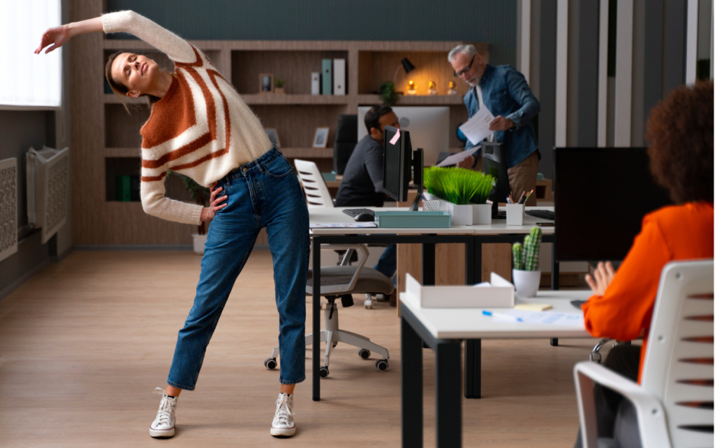  Делайте на работе зарядку. Фото: Freepik.