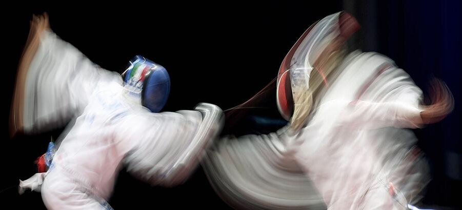 Lars Baron / Getty Images📷Симоне Менкарелли из Италии соревнуется с Кендриком Жаном Жозефом из Франции во время матча за бронзовые медали в командном зачете по фехтованию на шпагах среди мужчин между Францией и Италией. Эссен, Германия, 21 июля 2025 года