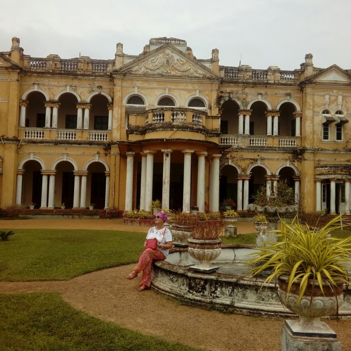 Как же он мне понравился. И снаружи и внутри! Даже учитывая , что там был ремонт. А какие виды были из окон. На густые леса и реку🙏