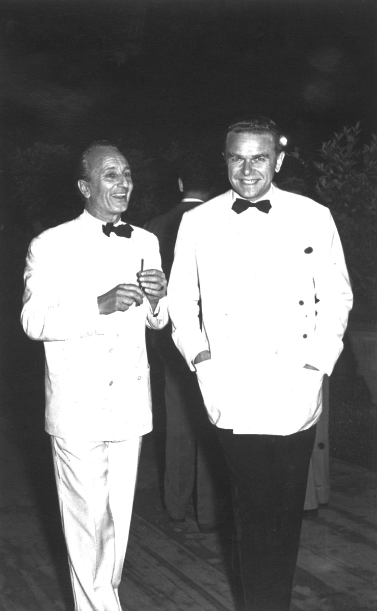 Джованни Баттиста Джорджини (слева) с покупателем на балу