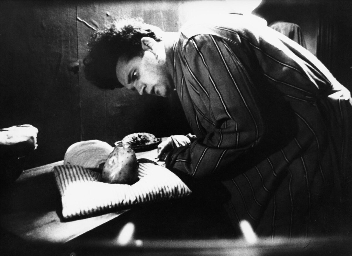    Первой полнометражной игровой работой Линча стала картина «Голова-ластик», которая вышла на экраны в 1977 году. Кинематографист выступил одновременно сценаристом, художником, монтажёром, сопродюсером и даже композитором ленты / Legion-Media