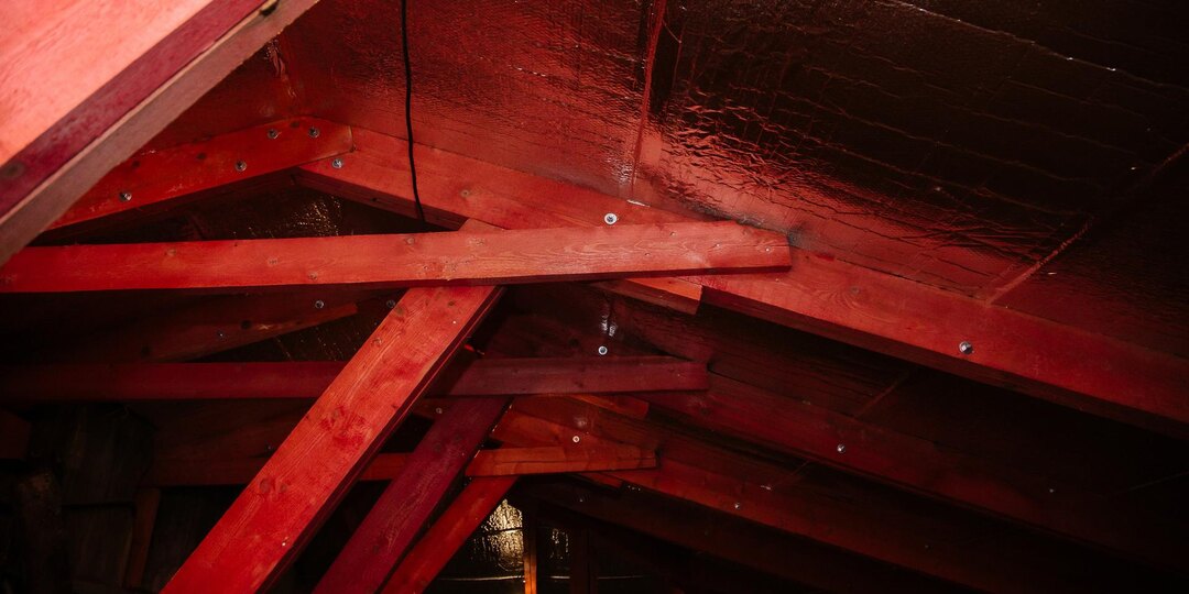 Петербуржцам рассказали о способах устранения наледи и сосулек на кровлях домов