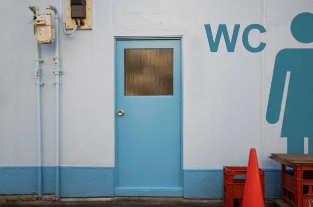 "Его тащили в туалет": в школе Челябинска насиловали третьеклассника