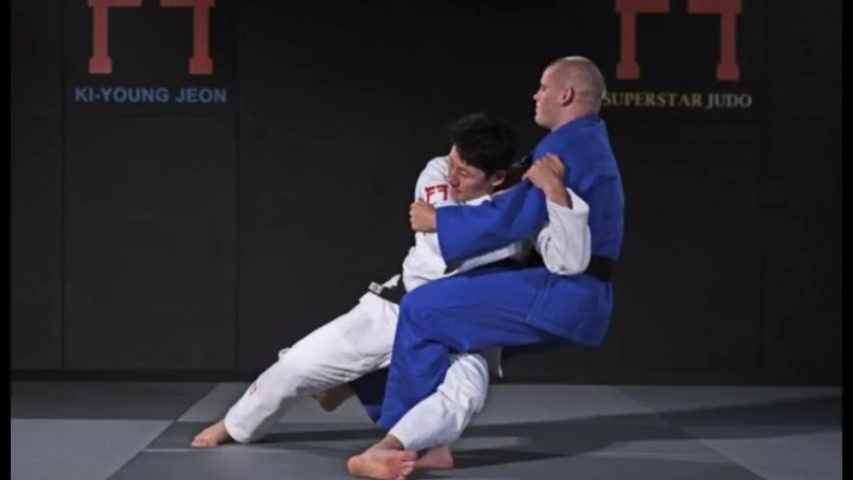 Техника дзюдо Ко-учи-макикоми (Kouchi-makikomi) — выполнение броска с захватом руки и подсечкой изнутри.