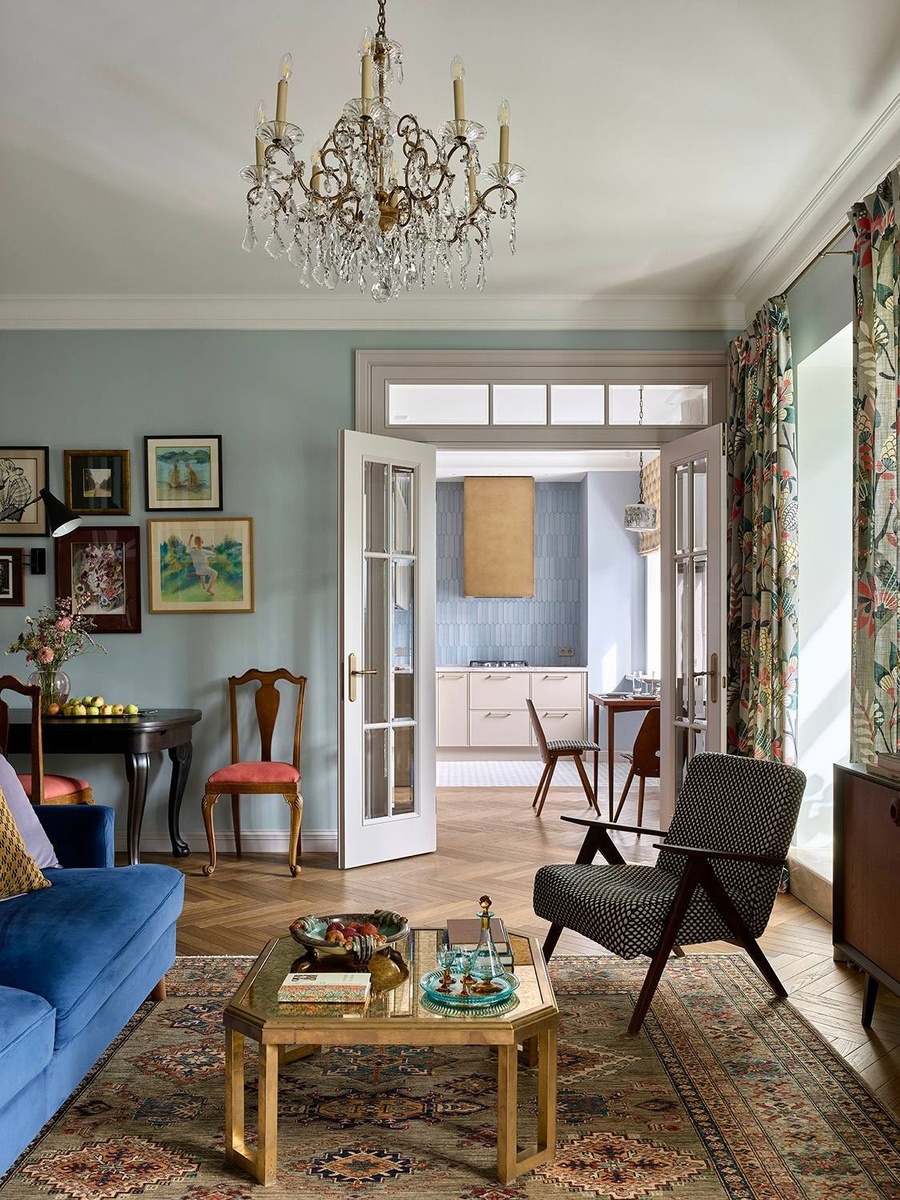 Интерьер больше не обязан быть универсальным, гладким, правильным.
Он может быть многослойным, противоречивым, собранным из разных эпох, культур и воспоминаний.