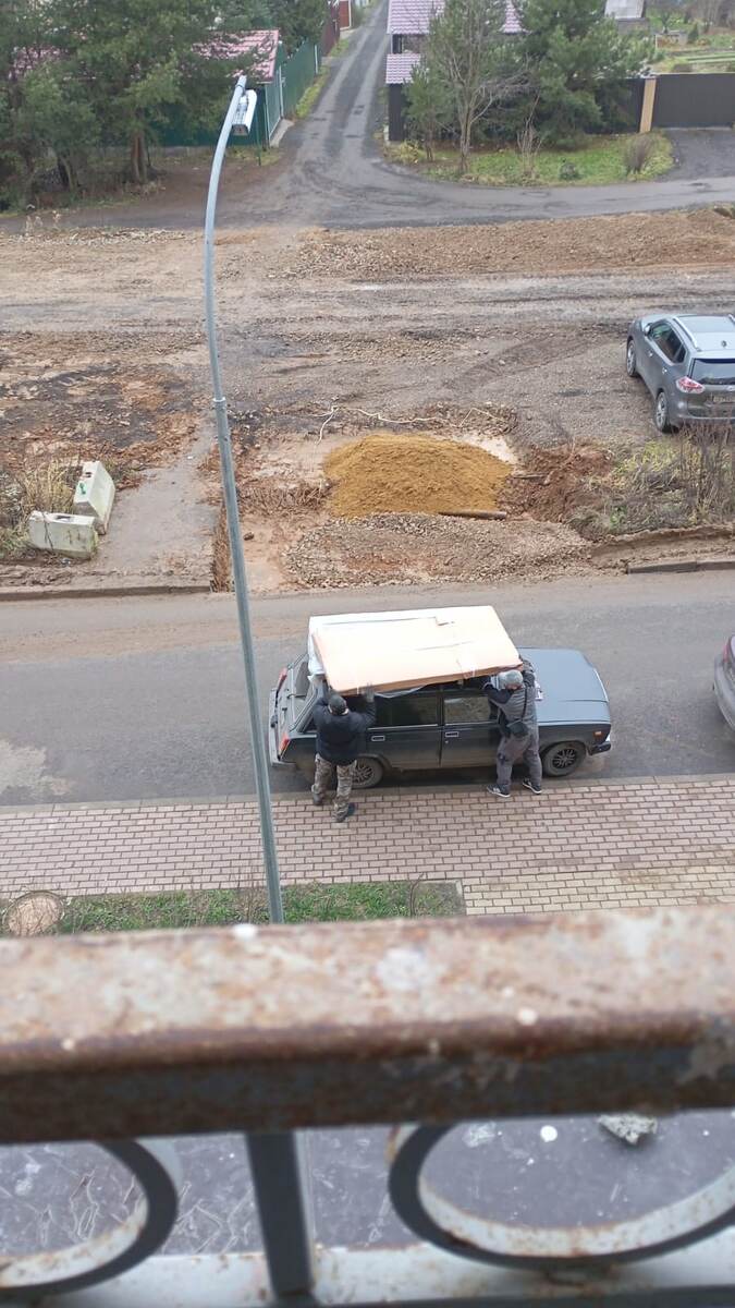 Привезли дверь. Тогда еще трава была зелёной.