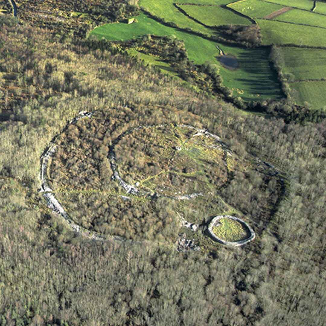 Городище Мугаун - один из наиболее характерных круглых фортов класса II. Круглая структура, примыкающая к внешнему валу - поздняя постройка.