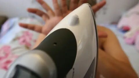 Пытали раскаленным утюгом: суд вынес приговор гомельчанам, вымогавшим у знакомого деньги