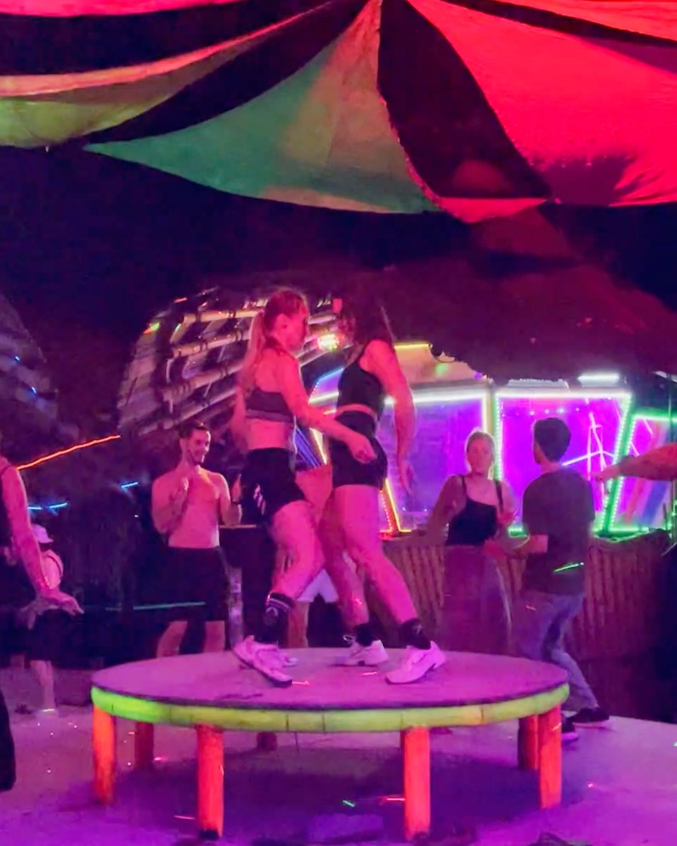 Жаркие танцы на Пхи-Пхи) и это только начало вечеринки 