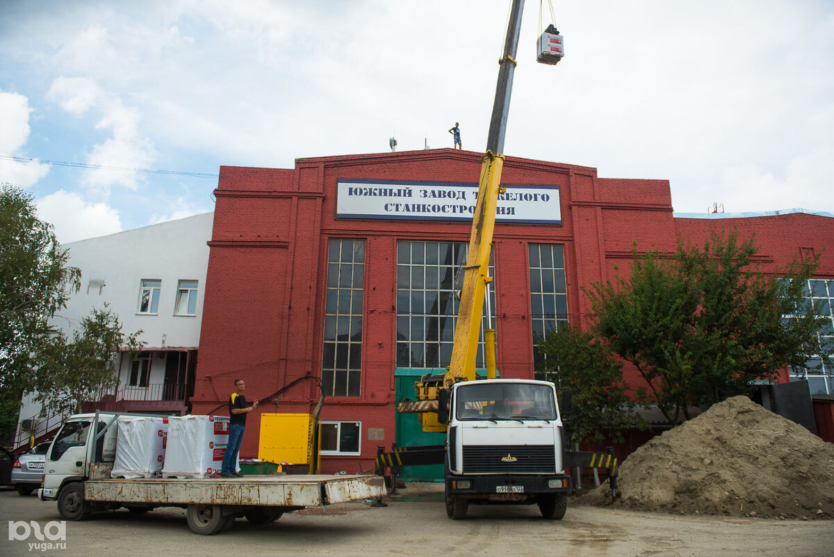Бывший завод имени Седина. Сейчас это Южный завод тяжёлого станкостроения. Сейчас он из  себя представляет печальное зрелище, но когда-то гремел на весь мир. Источник:https://www.yuga.ru/media/55/d9/dsc_8719__mcm9ywo.jpg