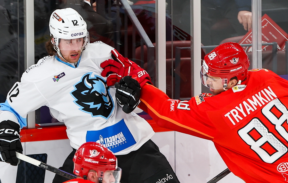    Нападающий минского "Динамо" Алекс Лимож (слева)  Донат Сорокин/ТАСС