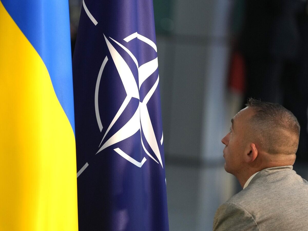    Флаги Украины и НАТО во время встречи министров обороны НАТО в Брюсселе | © AP Photo / Virginia Mayo