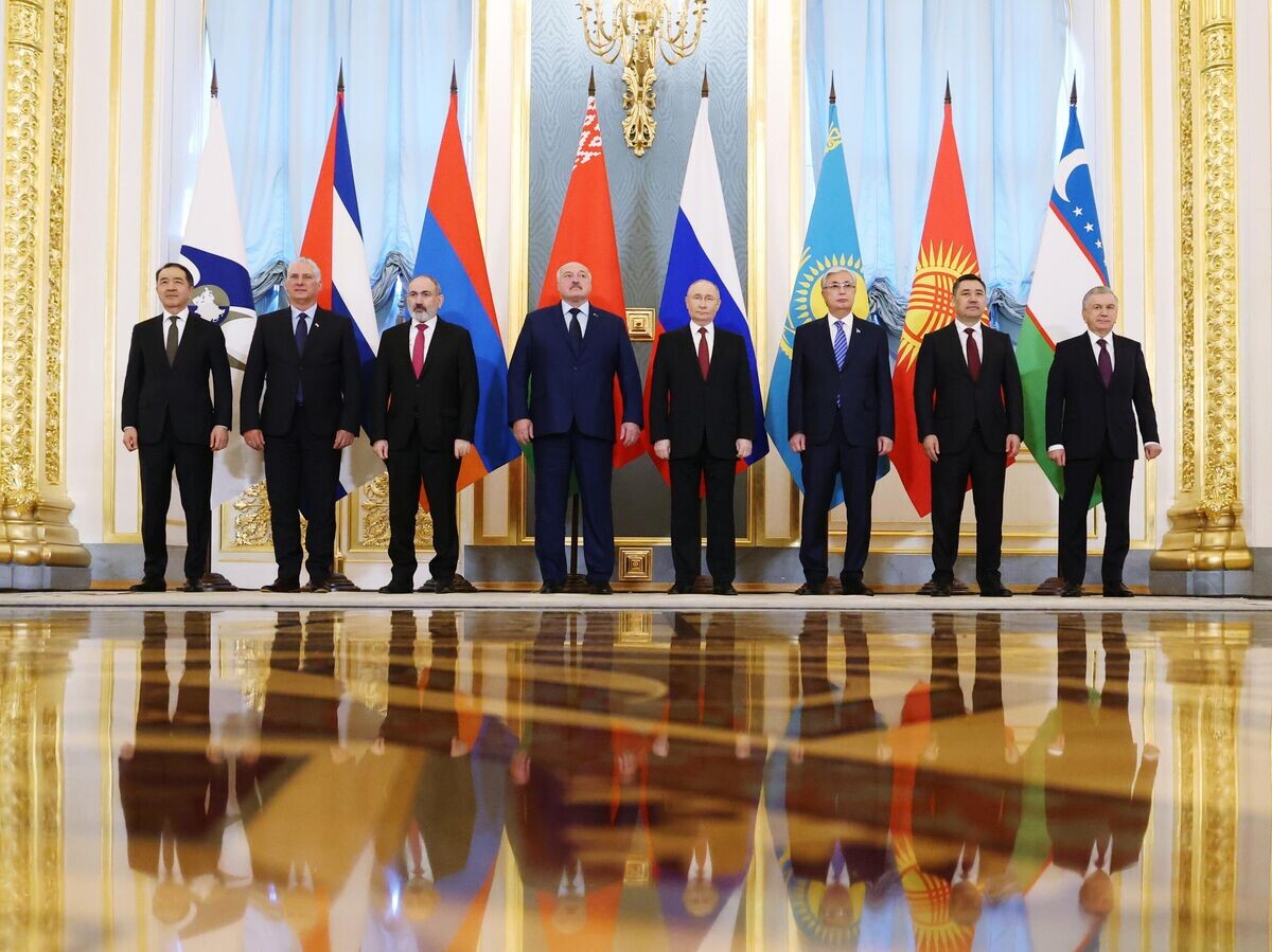    Общее фотографирование лидеров стран — участниц Евразийского экономического союза (ЕАЭС) в Москве | © РИА Новости / POOL