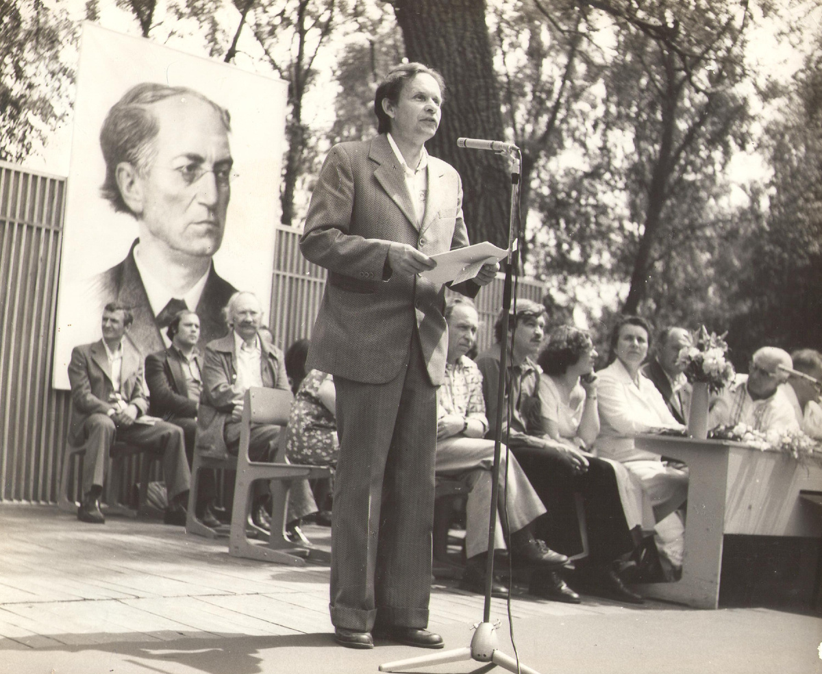 На празднике  поэзии В. Д. Гамолин читает свои стихи.