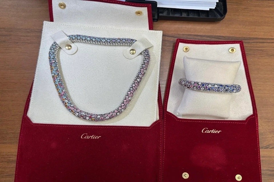    Пассажирка из Дубая пыталась провезти через Шереметьево украшения Cartier Фото: пресс-служба ФТС