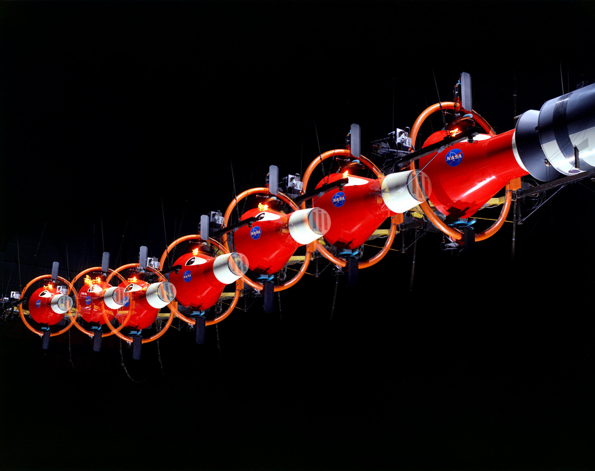 Сборный снимок.  Корабль Джемини в тренажёре сближения и стыковки. НАСА