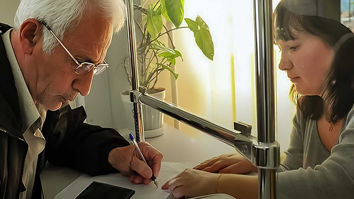 Подать заявление в негосударственном пенсионном фонде, если средства находятся там