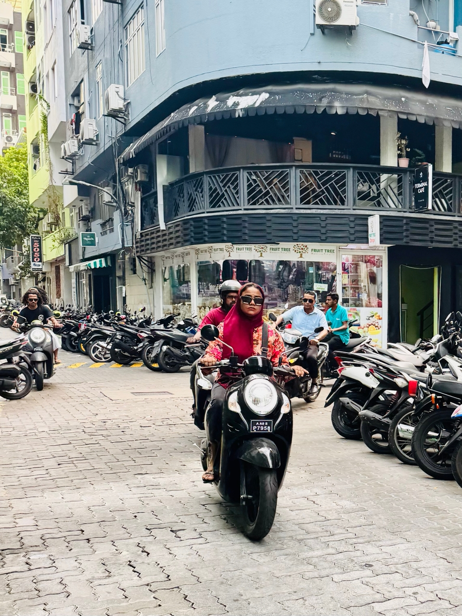 Современная местная девушка на Мальдивах - на байке и в стильных черных очках